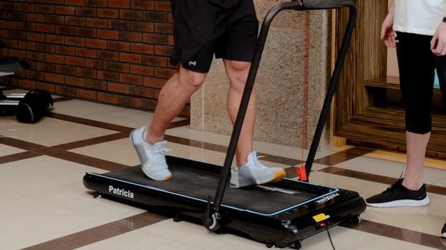 Дмитрий Яшанькин тестирует беговую дорожку Proxima Patricia.