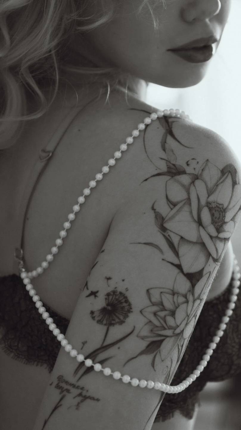 Мы считаем, что нашей гостье очень идет потрясающая ботаническая работа от мастера Алины 🌺 #татумск