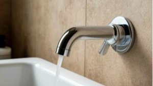 Сборка и установка смесителя на стену ванной.