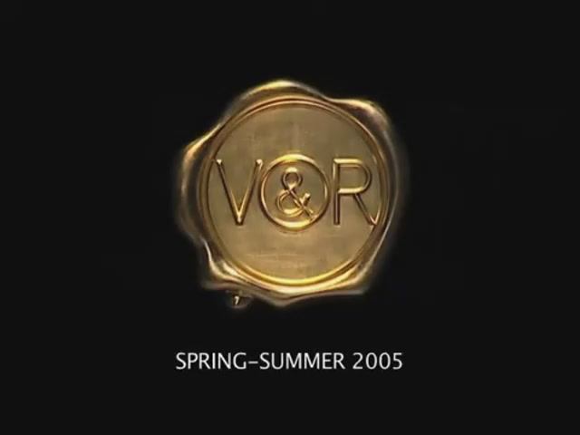 Показ женской коллекции Viktor & Rolf весна-лето 2005