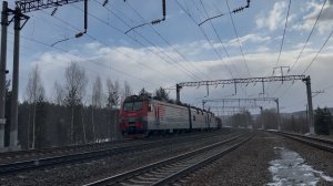 «Приветливый в снегопад!» Электровоз «Ермак» 3ЭС5К-846 с грузовым поездом на перегоне, 2025 год