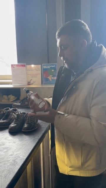 ЧАСТЬ 1: СМЭЛЛХАНТЕР СПОРТ устраняет неприятных запах из ботинок для боулинга!