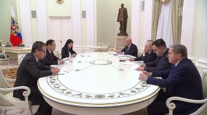 Президент России принял в Кремле министра иностранных дел Вьетнама Ле Хоай Чунга.