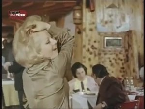 Taxi driver fell in love with Emel Sayin with red long nails in a short dress in the film Sampiyon