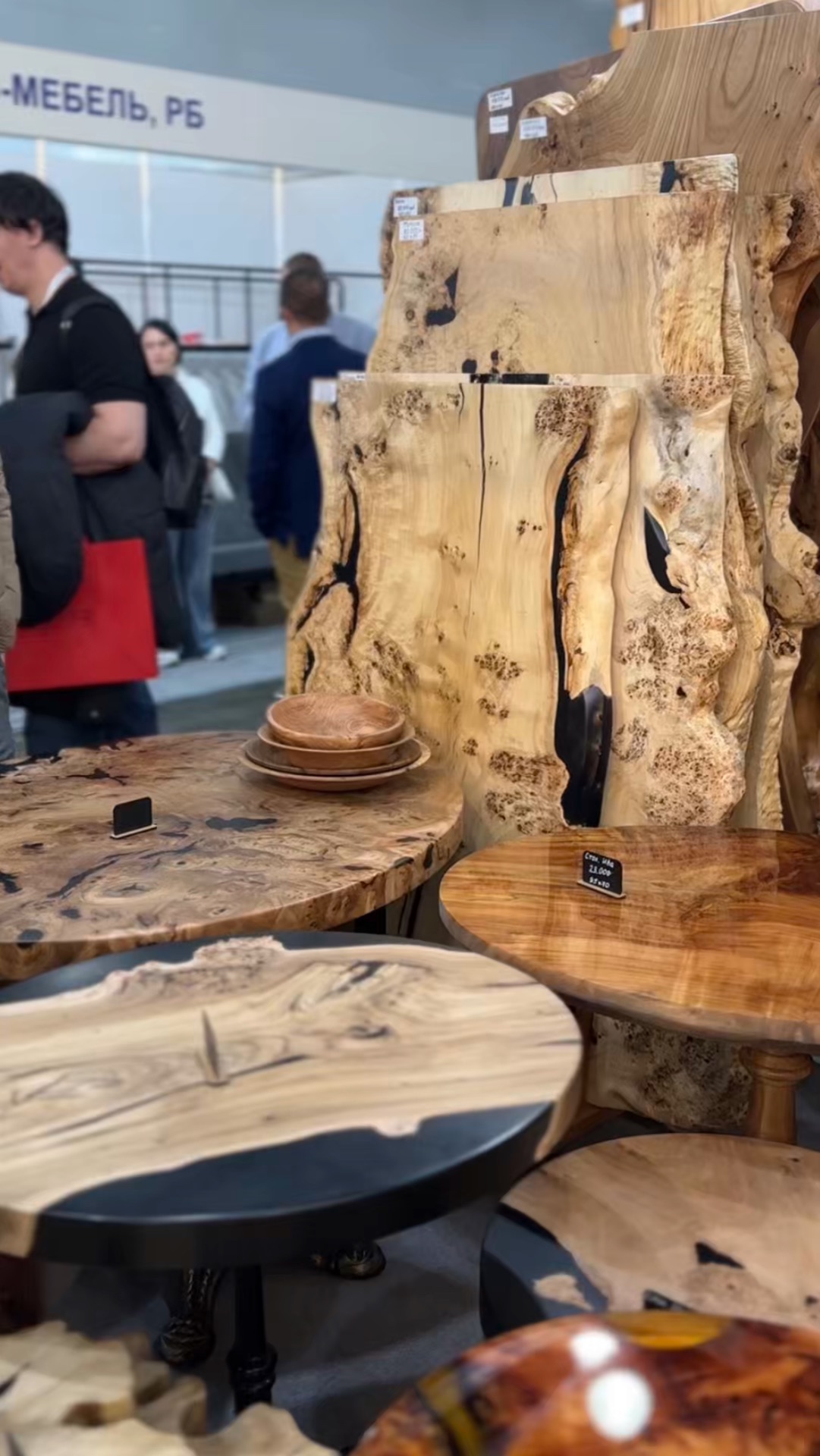 Мебель. Выставка. Столы. Крокус