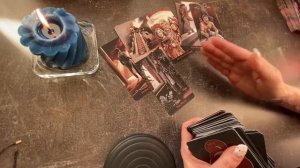 Чем его держит соперница? таро расклад