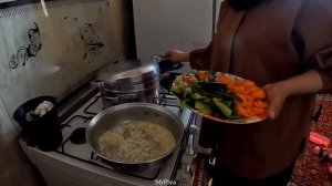 Пия прилагает усилия, чтобы построить дом для вдовы с помощью рабочего.