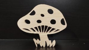 Мухомор из дерева выпиленный на лобзиковом станке