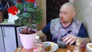 Мукбанг Россия, еда на камеру. Куриные ножки с соусом сацибели, холодец и морская капуста.