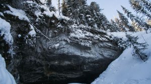 Тайга. Мистическая пещера в тайге, где подо льдом живет дыхание