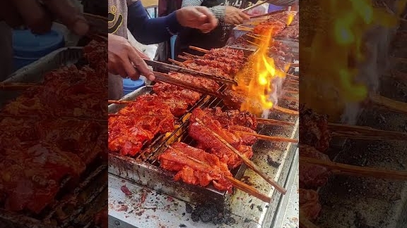 красная курочка на гриле. тайская уличная еда красная курочка на гриле. тайская уличная еда