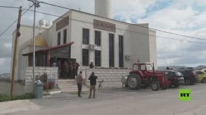 مستوطنون يضرمون النيران في مسجد بالضفة الغربية