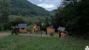 Строю деревянную деревню своей мечты глубоко в лесу