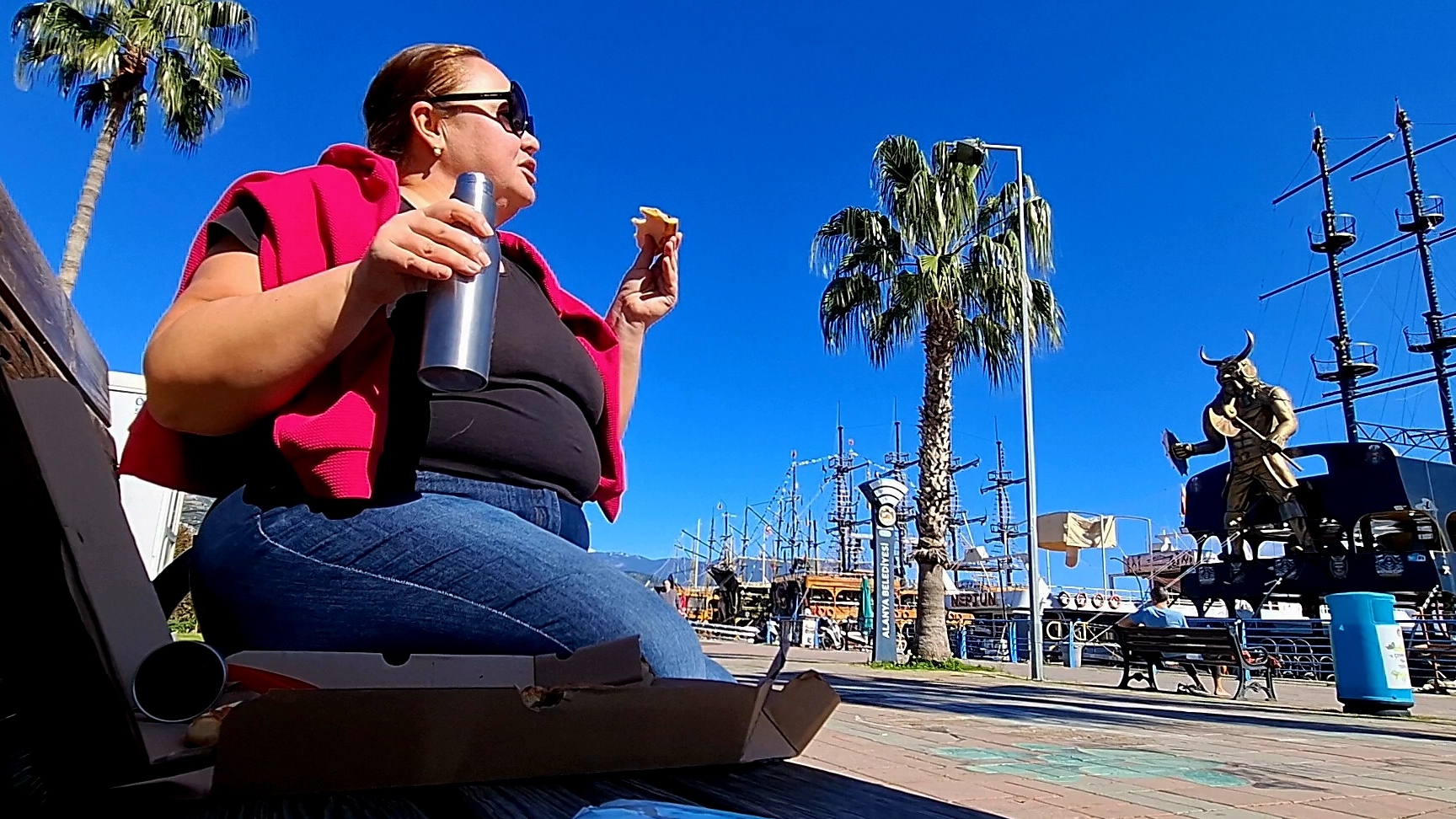 ПОШЛА ГУЛЯТЬ И ОБЪЕЛАСЬ ПИЦЕЙ НА ЛАВОЧКЕ смотреть онлайн