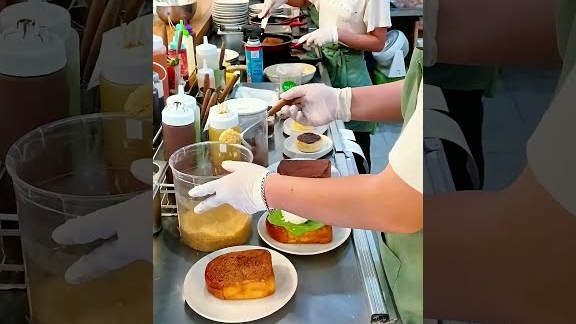 Тост с заварным кремом из пандана и кокосовым мороженым, а также банановый тост с Нутеллой. Таиланд Тост с заварным кремом из пандана и кокосовым мороженым, а также банановый тост с Нутеллой. Таиланд