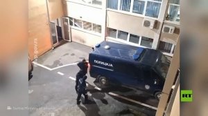 مشاهد للقبض على مشتبه بهما في محاولة اغتيال الرئيس الصربي وعائلته