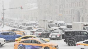 Очередной мощный снегопад накрыл Москву. Сугробы парализовали транспортное движение