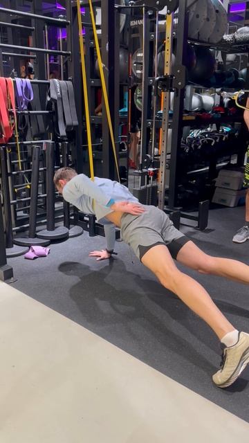 Отжимания одной рукой с резиной Отжимания одной рукой с резиной