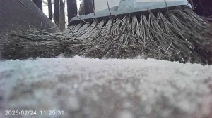 По маминой просьбе сметаю снег  со ступенек