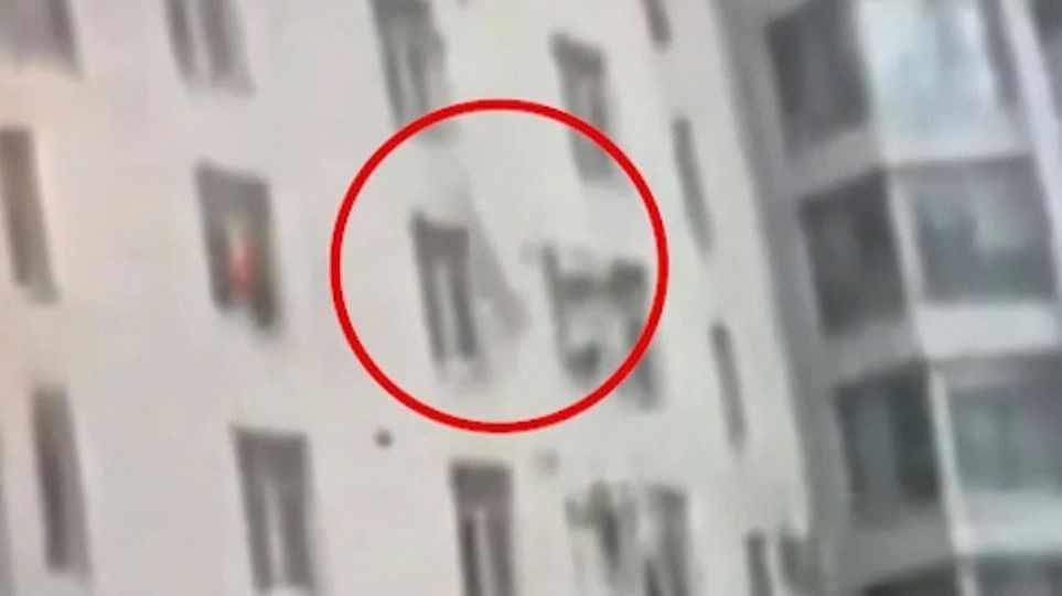 В Петербурге дворник поймал упавшего с 7-го этажа ребенка смотреть онлайн