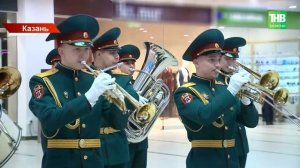 Оркестр Росгвардии ворвался в ТЦ — покупатели аплодировали стоя