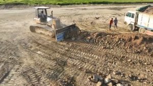 25-Тонные самосвалы Ждут Грунта, а большой бульдозер KOMATSU С трудом Заполняет пробоину