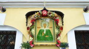 Белки окружили нас в Покровском монастыре (здесь мощи Матроны Московской)