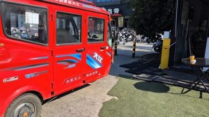 китайская бабуля-инвалид на электрокресле