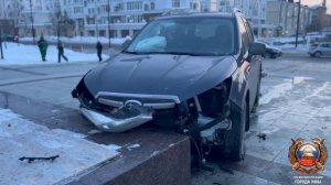 В Уфе водитель без прав врезался в памятник Мустаю Кариму