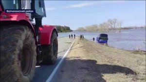 Дайверы_вытащили_пассажирский_автобус,_утонувший_в_талых_водах_на