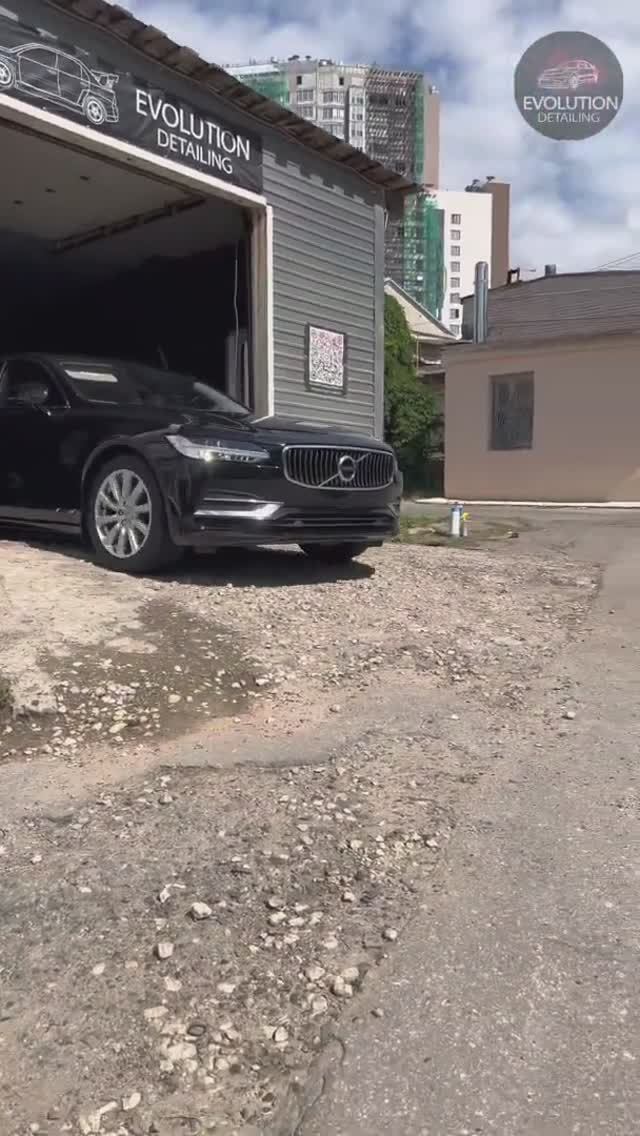Полировка Volvo S 90 + керамика. Оклейка полиуретановой плёнкой внутренних порогов и под ручками