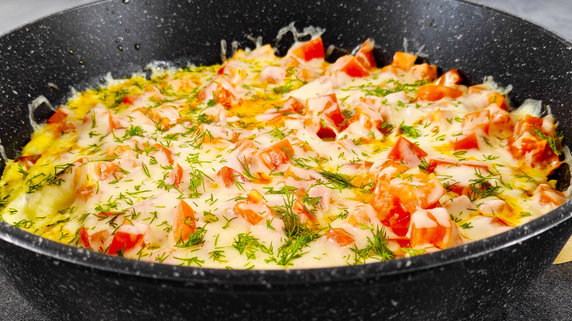 Картошка с колбасой на сковороде. Очень вкусный обед смотреть онлайн