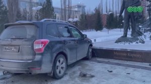 В Уфе легковой автомобиль на скорости влетел в памятник Мустаю Кариму
