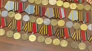 Россиянин попытался вывезти в Китай 455 госнаград СССР