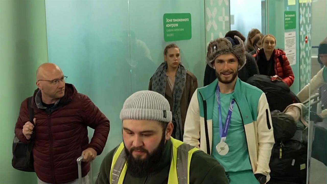 Ски-альпинист Н. Филиппов и фигуристка А. Петросян вернулись в Россию после Олимпиады в Италии. смотреть онлайн