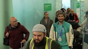 Ски-альпинист Н. Филиппов и фигуристка А. Петросян вернулись в Россию после Олимпиады в Италии.