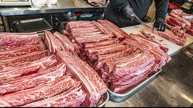 говяжьи рёбрышки. выдержка в соленой воде в течение 10 дней обеспечивает невероятную нежность.Корея смотреть онлайн