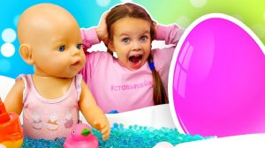 Ищем яйца-сюрпризы для Майи и куклы Лины 🥚✨ Что внутри?