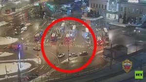 لحظة انفجار قاتل لعبوة ناسفة قرب سيارة شرطة مرور في موسكو