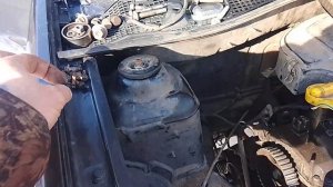 Рено логан1,  1,4, замена помпы.