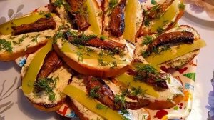 СКРОМНЕНЬКО НАКРЫЛА СТОЛ НА 23 ФЕВРАЛЯ