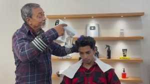 Очередной длительный массаж головы от Варис - легенды, индийского  уличного  парикмахера