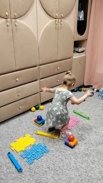 Арина учит маму, как проходить полосу препятствий из кубиков