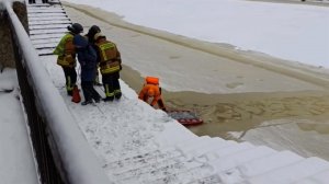 Появились кадры спасения мальчика со льда Фонтанки в Санкт-Петербурге