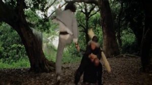 Отец отдаёт Фредди для обучения старику Со Хаю, знатоку стиля «восьми пьяных святых»