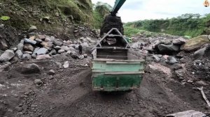 Строительство, экскаватор копает песок