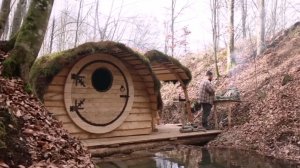 Построил хижину над ручьём в лесу.