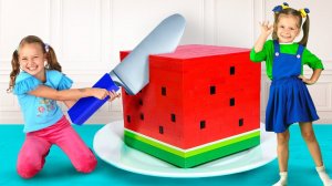 Майя учится готовить завтрак для мамы