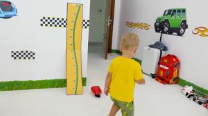 Маленький Крис играет с игрушками - Сборник видео для детей