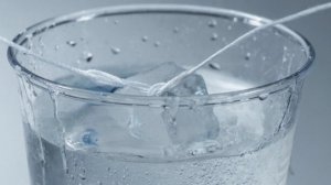 Как без помощи рук лёд достать.